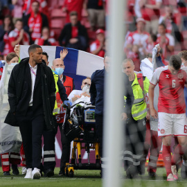 El futbolista danés Christian Eriksen, mientras es retirado en camilla.