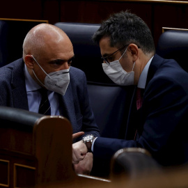24/11/2021.- El ministro de la Presidencia, Félix Bolaños (d) conversa con el diputado del PSOE, Rafael Simancas (i) durante el pleno celebrado el Congreso este miércoles que debate diversas secciones de los Presupuestos de 2022. EFE/Chema Moya
