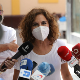 La ministra de Hacienda y portavoz del Gobierno, María Jesús Montero, atiende a los medios durante la votación de las primarias del PSOE-A, este domingo en Sevilla. - EUROPA PRESS