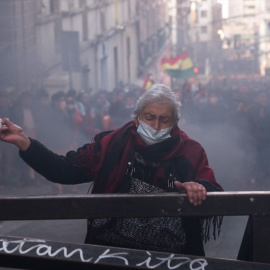 Partidarios del presidente boliviano Arce se reúnen cerca del palacio de gobierno en la Plaza Murillo durante un intento de golpe.
