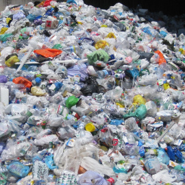 Imagen de archivo de unos residuos acumulados. EFE