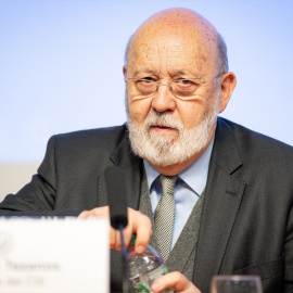 El presidente del CIS, José Félix Tezanos, inaugura la mesa 'Sondeos de opinión pública y encuestas preelectorales', en la Facultad de Ciencias de la Información de la Universidad Complutense, a 11 de enero de 2024, en Madrid.