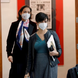 La ministra de Política Territorial y portavoz del Gobierno, Isabel Rodríguez seguida por la ministra de Industria, Comercio y Turismo, Reyes Maroto (i), a su llegada a la rueda de prensa posterior al Consejo de Gobierno, este martes en el Palacio de la