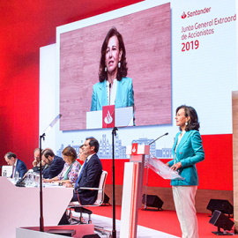 La presidenta de Banco Santander, Ana P. Botín, en la junta extraordinaria de accionistas que ha aprobado la ampliación de capital para la opa sobre su filial de México.