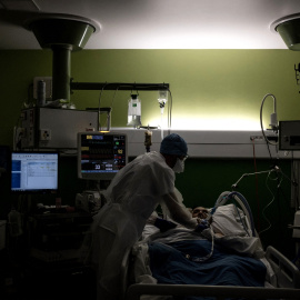 Imagen de archivo de una UCI con pacientes covid-19.