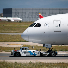 Un avión de Air Europa remolcado por la pista en la terminal 4 del Aeropuerto de Madrid-Barajas Adolfo Suárez, con un aparato de Iberia al fondo. E.P./Oscar J. Barroso