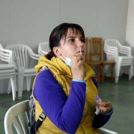 Una dona es fa una PCR d'automostra al Segrià.