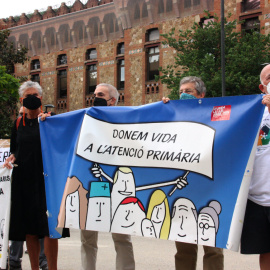 Una pancarta on s'hi pot llegir "Donem vida a l'atenció primària" durant una concentració d'entitats davant el Departament de Salut a favor d'una atenció primària pública de qualitat. Imatge del 30 de juny de 2021