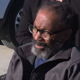 Kevin Strickland al salir de prisión.