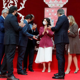 La presidenta madrileña, Isabel Díaz Ayuso (c) conversa con sus nuevos consejeros tras la ceremonia de toma de posesión el pasado 21 de junio en la Real Casa de Correos.