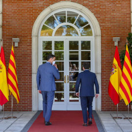El presidente del Gobierno, Pedro Sánchez (i), recibe en el Palacio de la Moncloa al president de la Generalitat de Catalunya, Pere Aragonès, a 29 de junio de 2021, en Madrid (España)