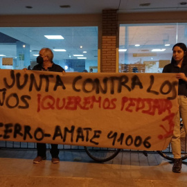Vecinos con una pancarta reivindicando más pediatras ante el centro de salud de Amate de Sevilla