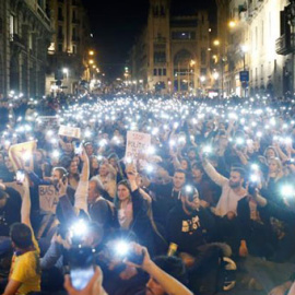 Manifestantes independentistas, ante la Jefatura Superior de Policía de Barcelona, en la Via Laietana. / QUIQUE GARCÍA (EFE)