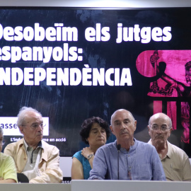 Roda de premsa de l'ANC per presentar la manifestació contra la no aplicació de l'amnistia, amb el cartell darrere els membres del Secretariat Nacional.