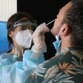 Un assistent se sotmet a un test d'antígens en l'espai dedicat al cribratge massiu del festival Vida, l'1 de juliol del 2021