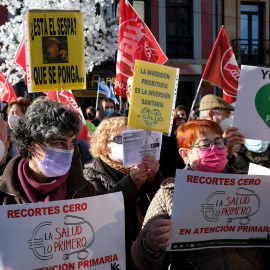12/12/2021.- Unas doscientas personas se han concentrado hoy ante el Teatro Campoamor en una protesta amenizada por un grupo de música de viento y convocada por la Plataforma por la Salud y Sanidad Pública de Asturias para exigir mejoras en la Atención