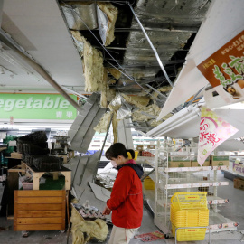 Una mujer en una tienda de la ciudad de Shiroishi, en la prefectura de Miyagi, afectada por el terremoto, a miércoles 16 de marzo.