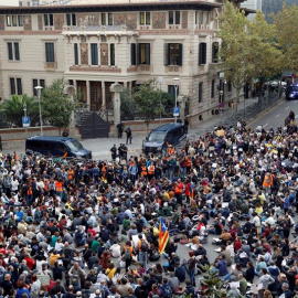 Un miler de persones s'han concentrat a la Delegació del Govern espanyol, on es preveia una reunió de Pedro Sánchez amb Teresa Cunillera. EFE / TONI ALBIR