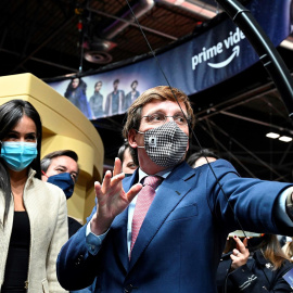 El alcalde de Madrid, José Luis Martínez-Almeida, prueba su puntería con un arco junto a la vicealcaldesa, Begoña Villacís (i), durante la inauguración de la feria de videojuegos y esports Amazon Gamergy Mapfre Edition, el pasado viernes.