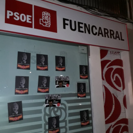 Carteles colocados en la sede del PSOE en Fuencarral. @ValleToca