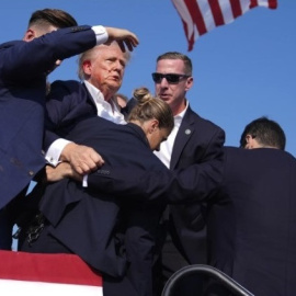 Miembros del Servicio Secreto escoltan a Donald Trump tras recibir un disparo en un mitin en Pensilvania.