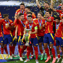 Los jugadores de España levantan el trofeo tras ganar la Eurocopa en Berlín.
