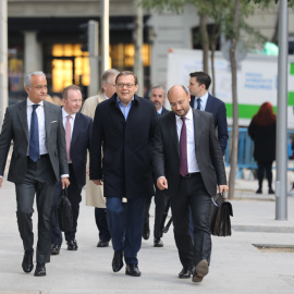 El magnate ruso Mikhaíl Fridman (centro), a su llegada a la Audiencia Nacional, para comparecer ante el juez Manuel García Castellón, por su presunta responsabilidad en las maniobras empresariales que llevaron a la quiebra a la mercantil española Zed 