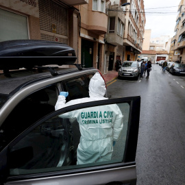 Un equipo de la Científica de la Guardia Civil procede a registrar una vivienda de Torrevieja donde en la madrugada del 18 de diciembre de 2021 una mujer era asesinada por su pareja.