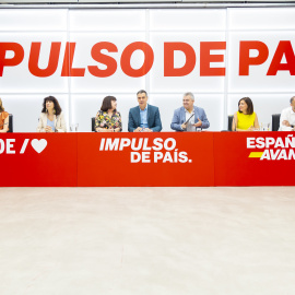 Pedro Sánchez, junto a los principales dirigentes del PSOE, en la reunión de la Comisión Ejecutiva Federal celebrada en Ferraz este lunes.