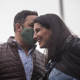 La portavoz de Vox en la Asamblea de Madrid, Rocío Monasterio, junto con el líder del partido, Santiago Abascal, en un acta en la campaña electoral del 4-M.