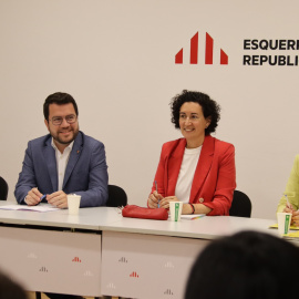 El president de la Generalitat en funcions, Pere Aragonès, la secretària general d'ERC, Marta Rovira i la portaveu del grup parlamentari, Marta Vilalta, durant la reunió de la permanent aquest dilluns