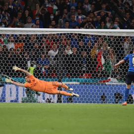 El delantero de la selección italiana de fútbol Belloti (d) marca ante Unai Simón, portero de España, durante el partido de semifinales de la Eurocopa 2020 entre España e Italia disputado este martes en el estadio de Wembley, en Londres.
