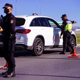 Agentes del cuerpo de Policía Nacional realizan un control en una autovía durante un cierre perimetral.