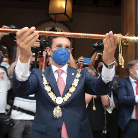 Francisco Cuenca enseña la vara de mando de la ciudad en la puerta del Ayuntamiento.