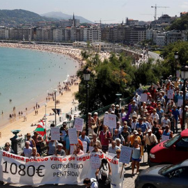 Marcha de pensionistas que transcurrió el pasado lunes en San Sebastián. EFE/Javier Etxezarreta.