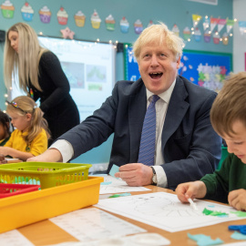 Boris Johnson visita una escuela británica. REUTERS/Paul Grover.
