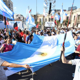 Cientos de personas asisten al acto de cierre de campaña del presidente de Argentina, Mauricio Macri, este jueves, en Córdoba (Argentina). EFE/ Pablo Vasek