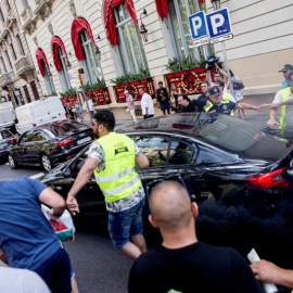 25/07/2018.- Taxistas increpan a un coche frante al hotel Palace durante la manifestación por las calles de Barcelona motivo de la huelga en defensa del reglamento del AMB que limita las licencias de VTC. EFE/Quique García