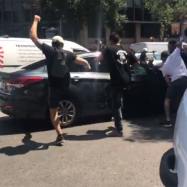 Captura del vídeo en el momento en el que varios taxistas atacan un Cabify con una familia a bordo durante la huelga de Barcelona.