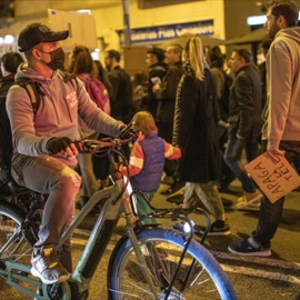 Varias personas marchan contra el certificado covid y la vacuna contra el coronavirus en Barcelona, a 13 de noviembre de 2021.