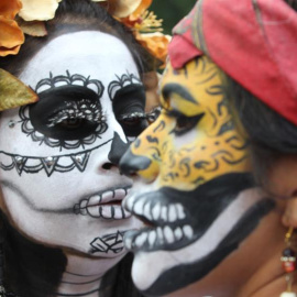 Dos mujeres participan este sábado en el tradicional desfile de Las Catrinas. EFE/ Mario Guzmán