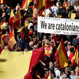 Miles de personas se concentran en el centro de Barcelona, convocadas por Societat Civil Catalana, para decir "basta" al proceso independentista, una movilización a la que se han sumado los socialistas, el PP y Ciudadanos y a la que también asiste Vox p
