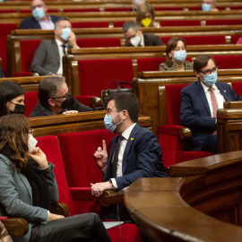 La consellera de Presidencia de Cataluña, Laura Vilagrá y el president de la Generalitat, Pere Aragonès, en un pleno del Parlament de Cataluña, a 23 de diciembre de 2021, en Barcelona, Catalunya, (España).