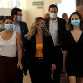 Las ministras de Trabajo y Economía Social, Yolanda Díaz (c); Igualdad, Irene Montero (i); y de Derechos Sociales y Agenda 2030, Ione Belarra.