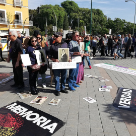 Grupo de personas concentradas delante de la Basílica de la Macarena.