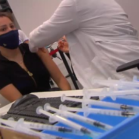 Dosis de refuerzo y vacunación infantil, apuestas frente a la escalada de contagios