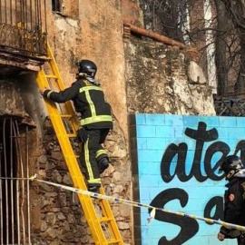 L'Ateneu de Sarrià durant la intervenció de Bombers després que un grup d'ultra-dreta calés foc a l'espai. @AteneusCat