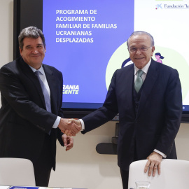 El ministro de Inclusión, Seguridad Social y Migraciones, José Luis Escrivá (i) y el presidente de la Fundación 'La Caixa', Isidro Fainé (d) formalizan este 23 de marzo de 2022 un proyecto para organizar y coordinar la red de familias acogedoras de r
