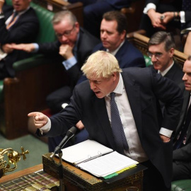 El primer ministro británico, Boris Johnson, durante un debate en la Cámara de los Comunes.- EFE