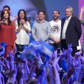 El peronista Alberto Fernández (2d), virtual presidente electo de Argentina tras ganar en primera vuelta las elecciones, y su fórmula a la Vicepresidencia de Argentina, la expresidenta argentina Cristina Fernández (2i), celebran ante miles de sus simpa